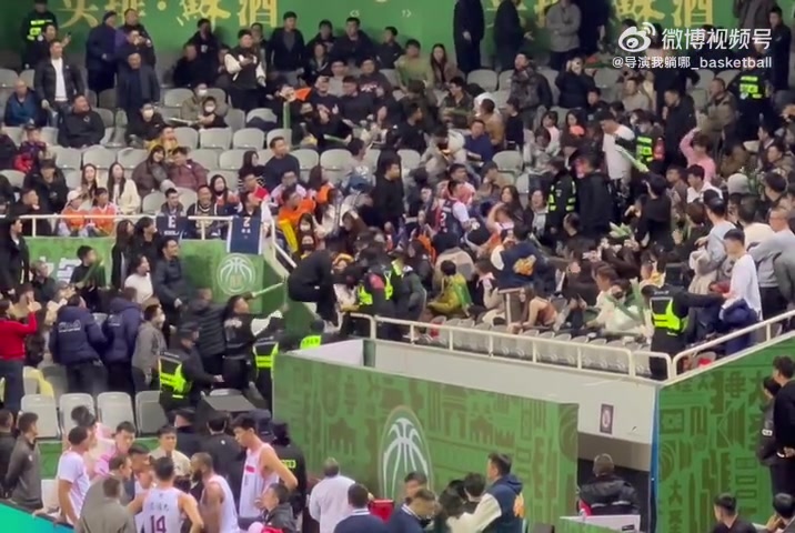 ?广东同曦赛后有球迷几乎要翻越护栏与人干架 随后被保安劝下