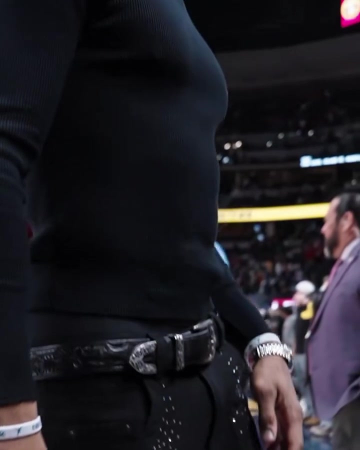 ?潮流先锋！威少晒近日装扮 街头时尚先锋造型别具一格