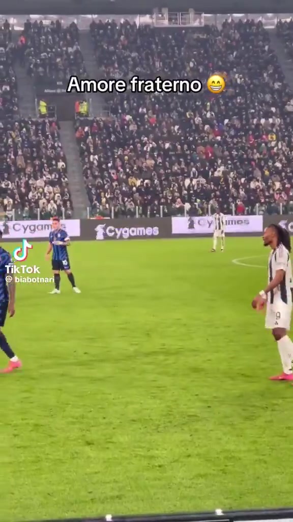 老爸看着呢?图拉姆刚上场扭头去撞弟弟，兄弟俩相视一笑