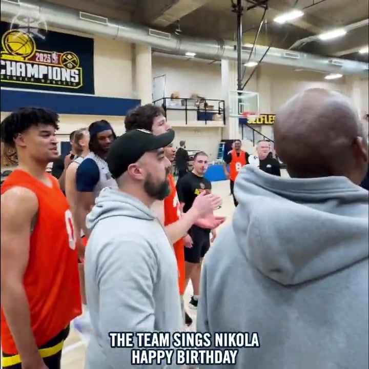 ?威少化身指挥家带头为约基奇献唱生日歌 后者略羞涩?