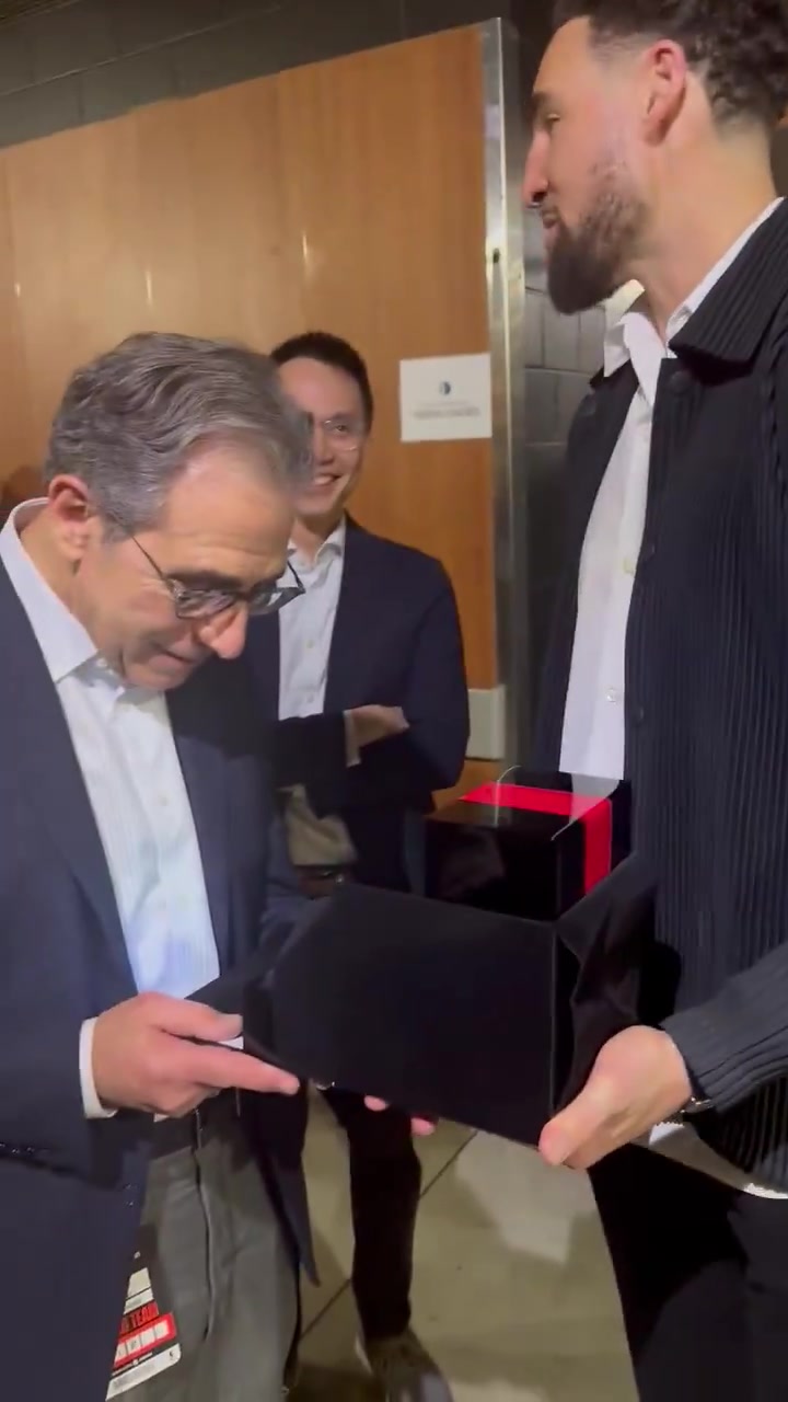 ?有心！克莱将22年勇士冠军戒指送给了自己跟腱手术的主刀医生