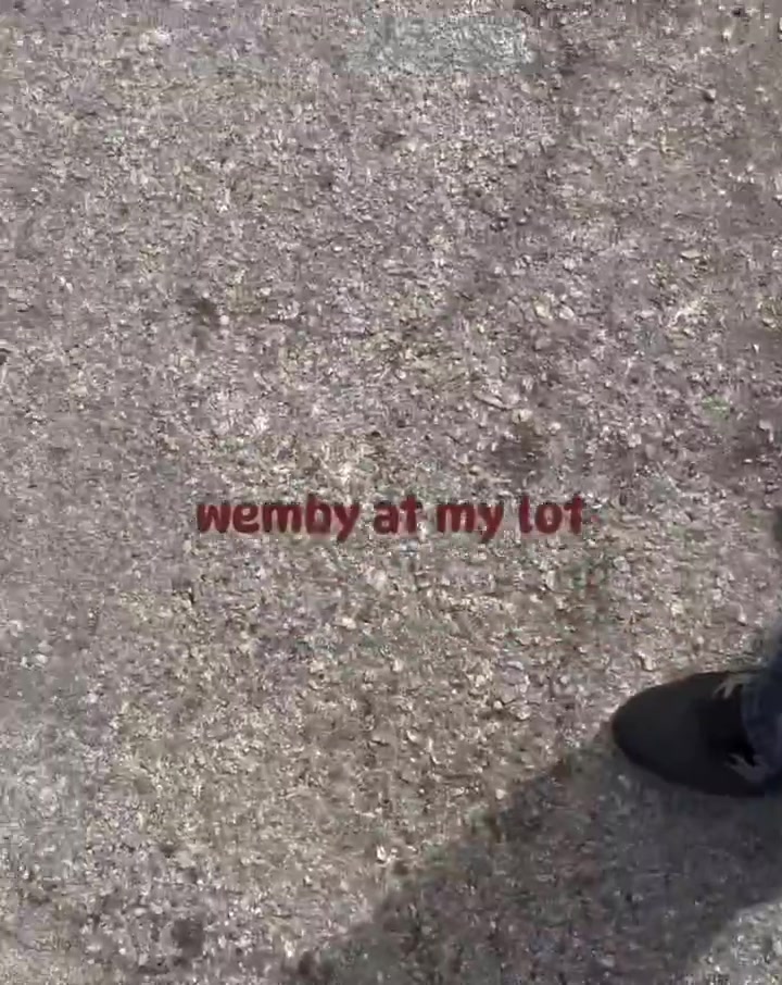 腿长的苦恼！文班亚马想要挤进一辆跑车 尝试之后还是放弃了?