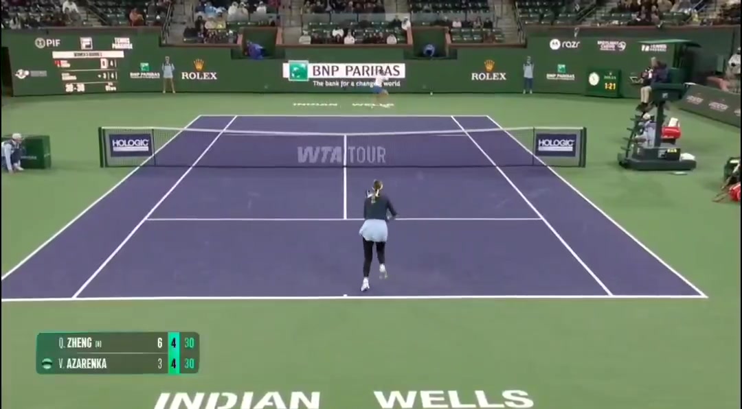 心态炸了?阿扎伦卡不满判罚，对裁判爆粗怒喷电子司线吃到警告