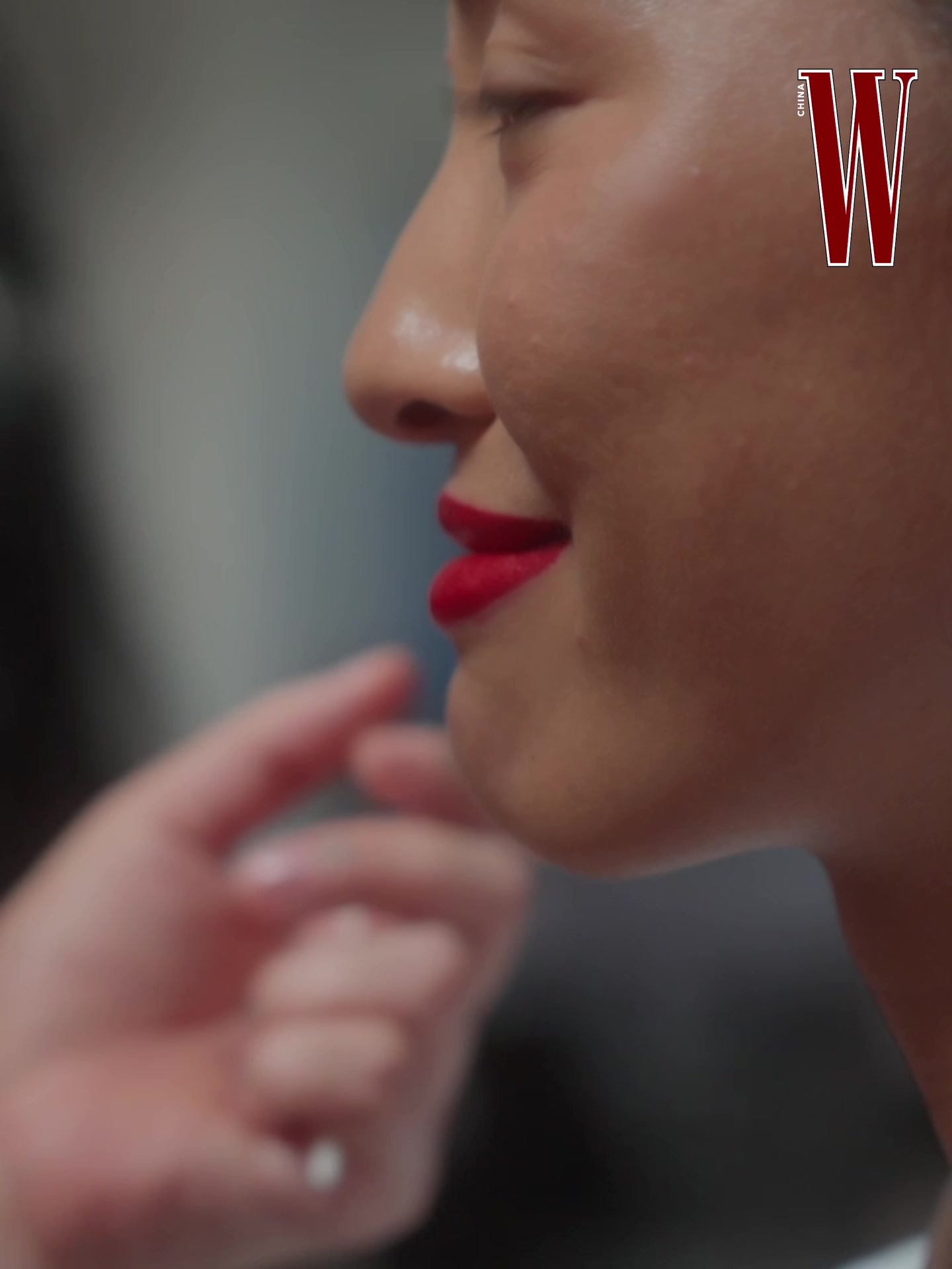 首度尝试红唇+红色美甲！郑钦文拍摄杂志封面大片＆担任客座编辑