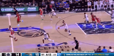 攻坚利器！班凯罗反击打成2+1 随后抛投得手连续拿分带队取得领先