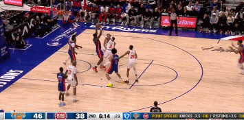 ?太残暴了！杜伦篮下暴起单臂砸扣阿丘瓦