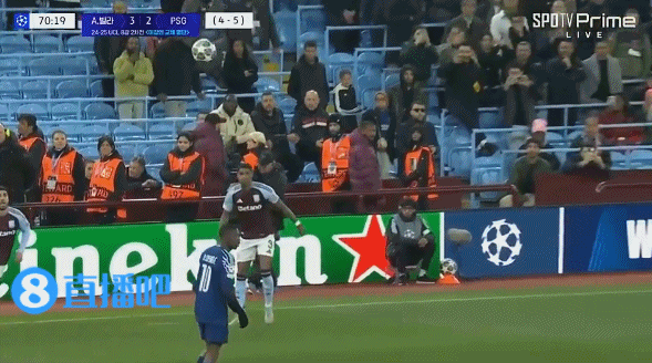 给急坏了！孔萨错失绝佳头球，埃梅里抱头直接趴地上了