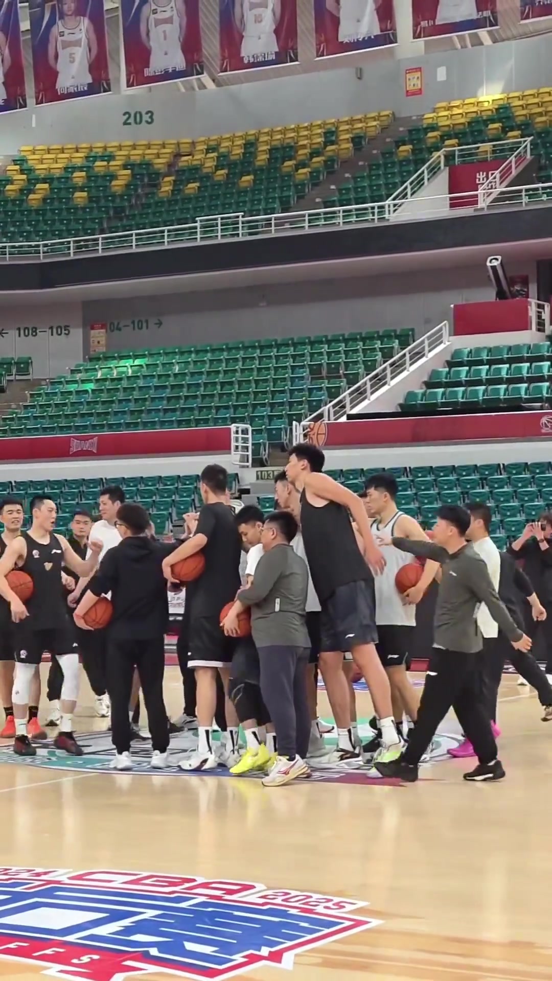 广东今日训练氛围认真且轻松 徐昕给徐杰&小胡当陪练练习底角三分