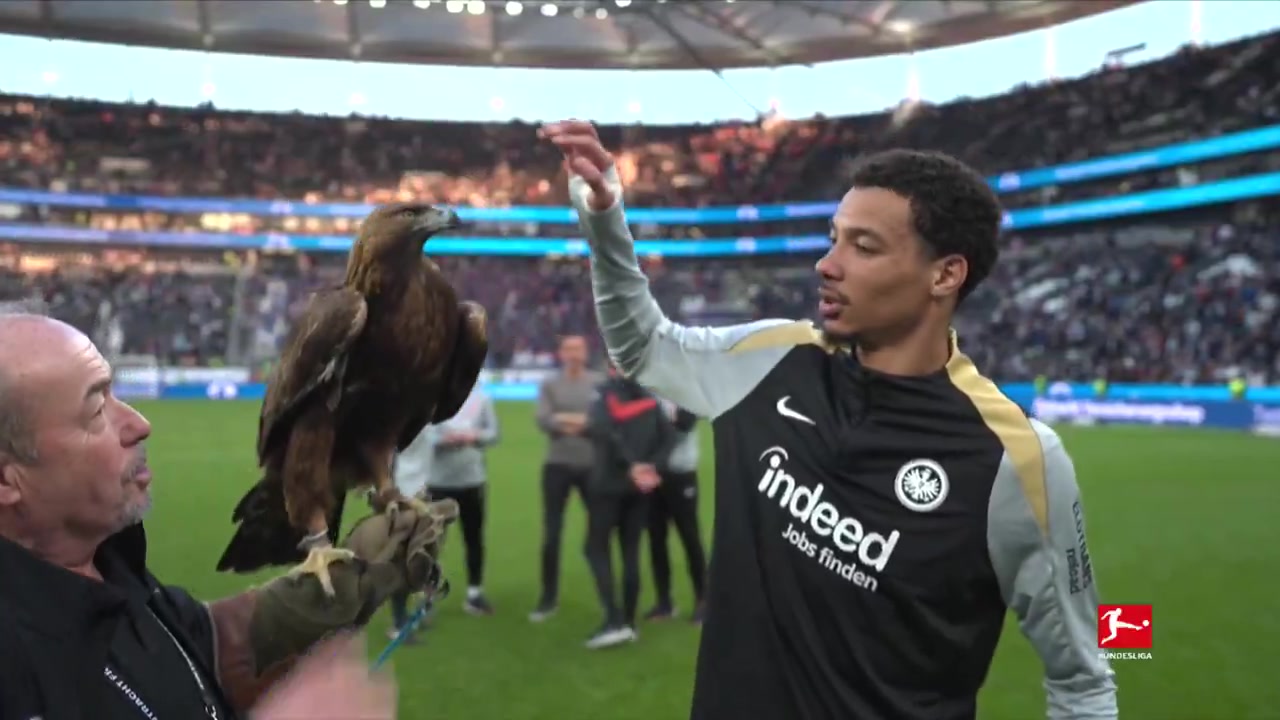 ?闪出画面！埃基蒂克被自家吉祥物吓到连连后退